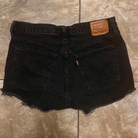 Size 28 black button up Levi’s jean shorts - Picture 2 of 3